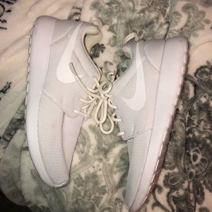 white nike roshe